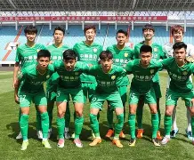 AYXSPORTS-“苏超”盐城队球员中场吊射破门